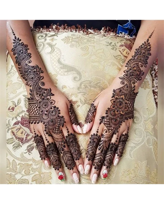 Neat Pendant With Spiral Along Back Hand Mehndi Design